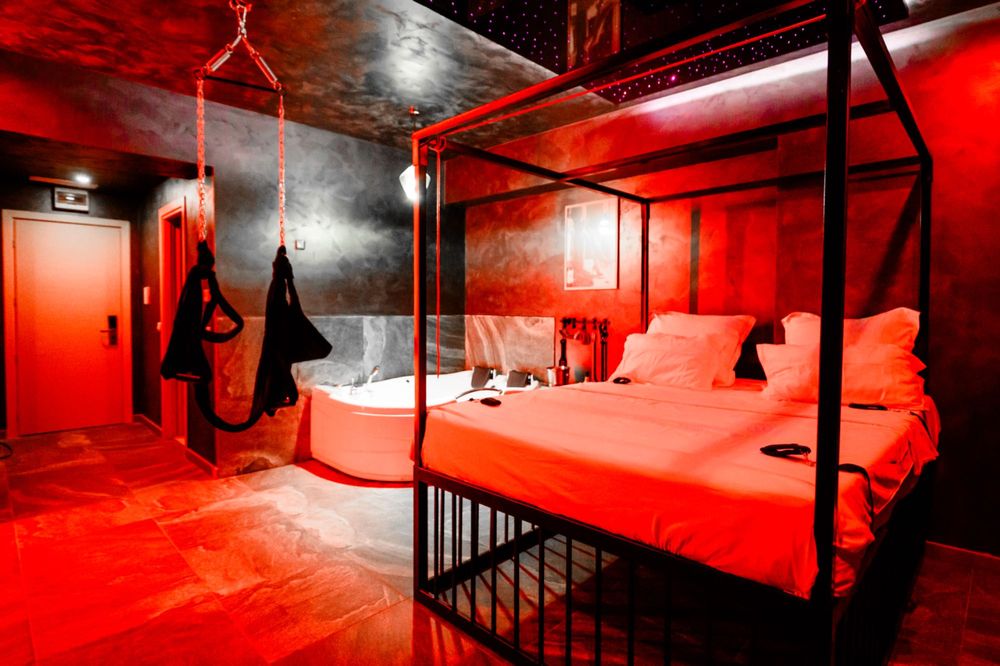 DISCRET-RED ROOM-Regim hotelier-BDSM-Apartament Jacuzzi
