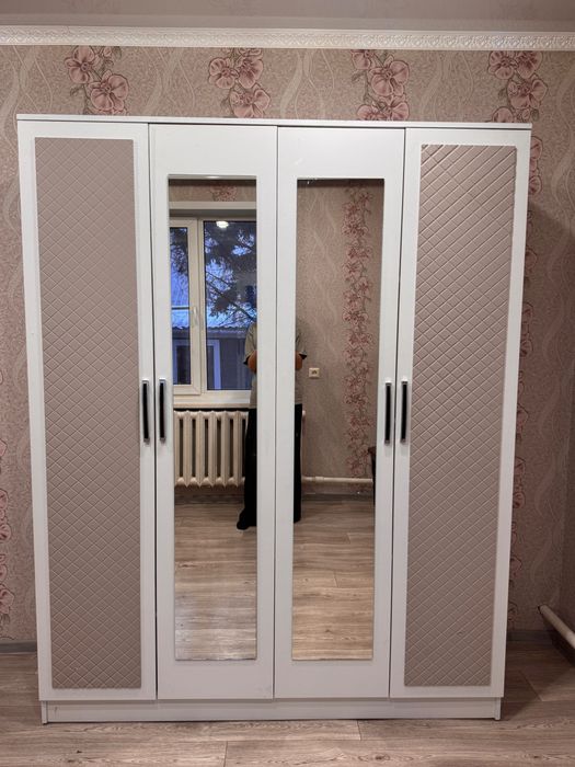 Стильный шкаф с зеркалами  В идеальном состоянии