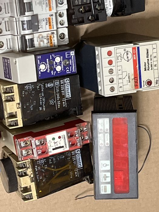 Lot componente electrice și automatizări Eaton, Omron, Telemecanique, Crouzet