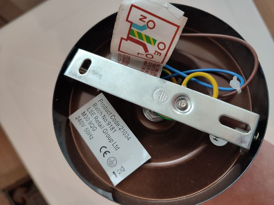 Aplica perete cât și tavan lustre