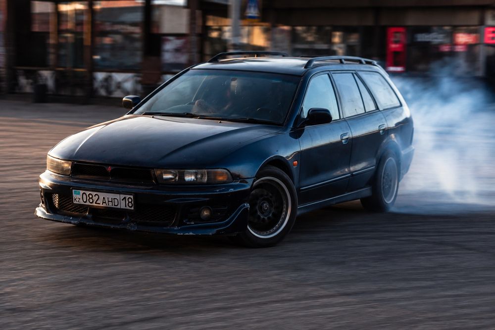 Машина mitsubishi legnum