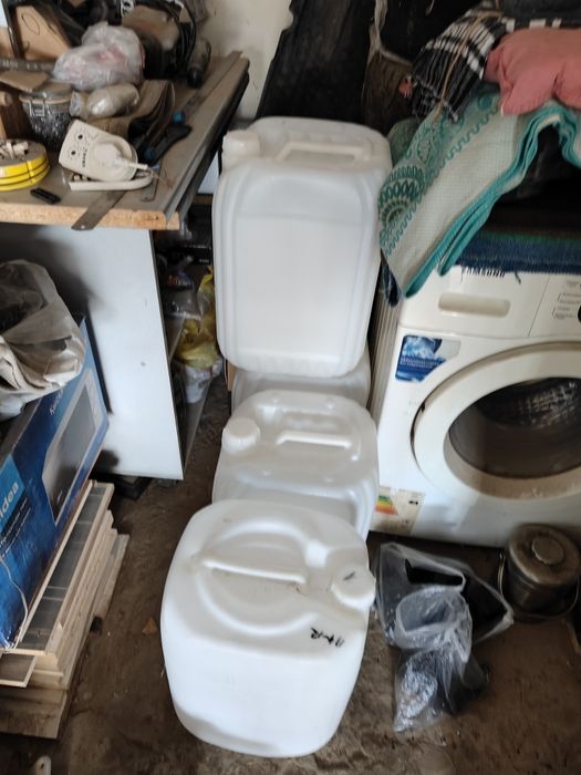 Продам  канистры под воду новые