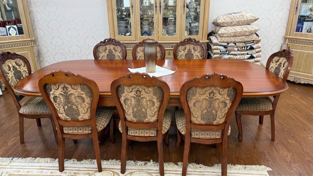 Обеденный гостевой стол