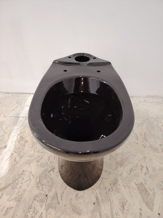 Новый унитаз в упаковке