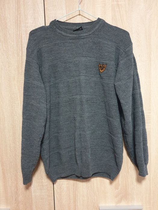 Vand pulovere negre (se vând toate la 50 de lei)