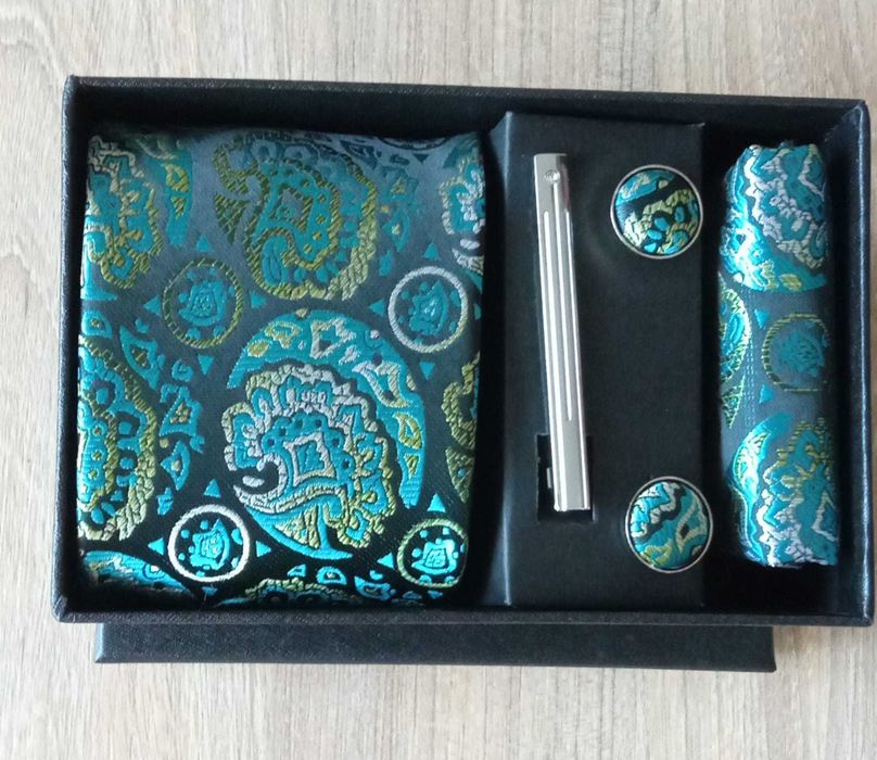 Set cadou barabati (cravata + ac + butoni + batista)