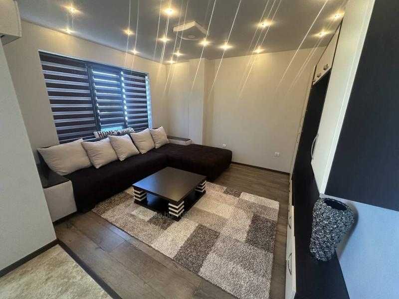 Дава се под наем Двустаен апартамент в Бургас, Славейков - 70 кв.м за 561 € - Снимка #2