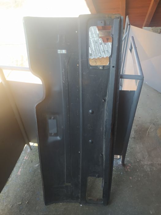 Продавам врата калник и задна престилка за автомобил лада 2104