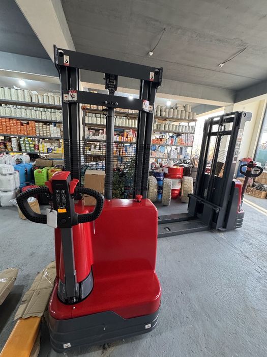 Штаблёр электрический самоходный