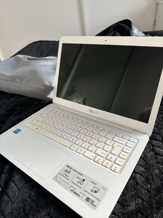 Продавам Лаптоп Asus и принадлежностите ѝ