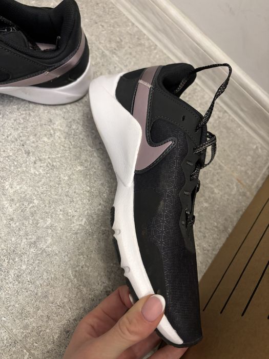 Маратонки  Nike Legend Essential 2 Premium