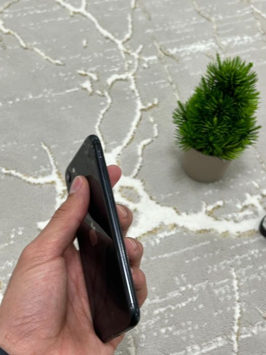 Айфон се 2020 64/100