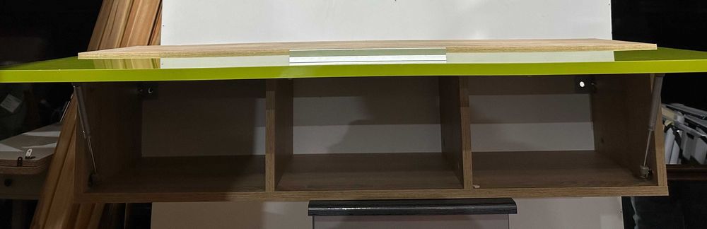 Dulap Suspendat cu usa si rafturi; Corp solid de perete