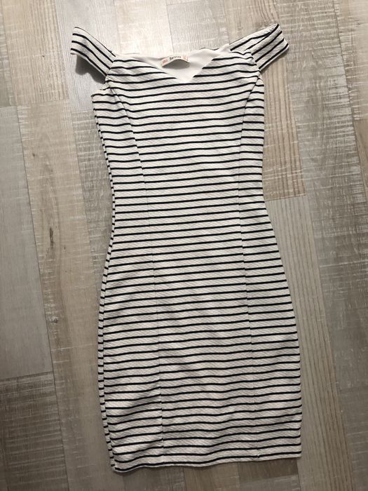 Vând rochii mărimea s/xs