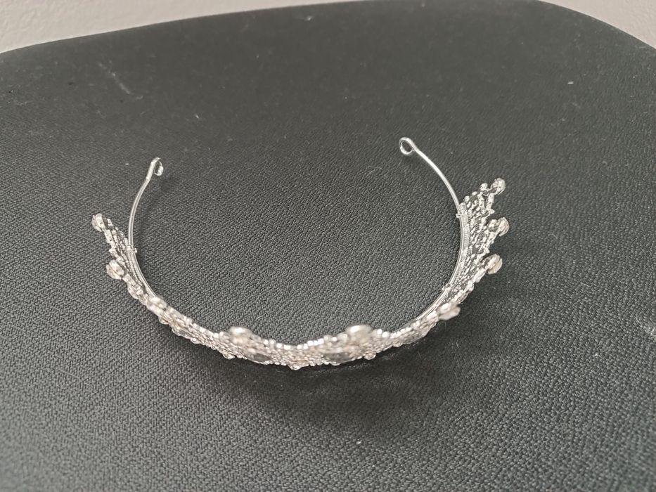 Tiara argintie eleganta
