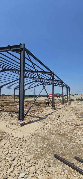 Vindem hala metalice de pe stoc dar realizam si pe comanda cu panouri sandwichi