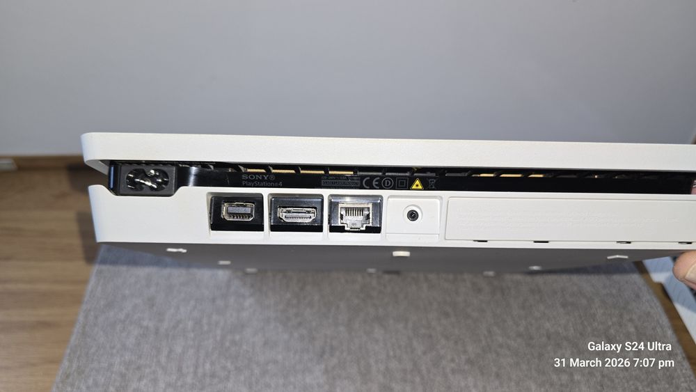 PlayStation 4 Slim Glacier White