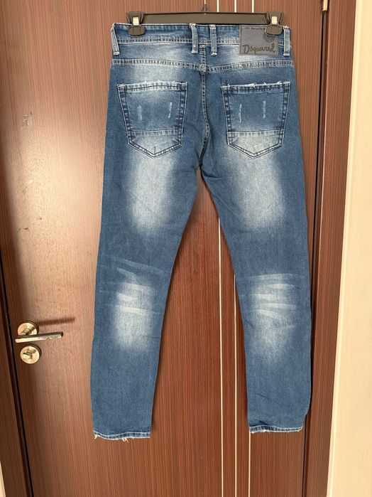 Дънки на марката DSQUARED