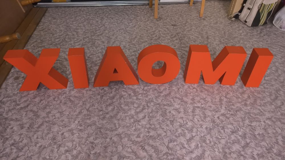Надпись из букв Xiaomi