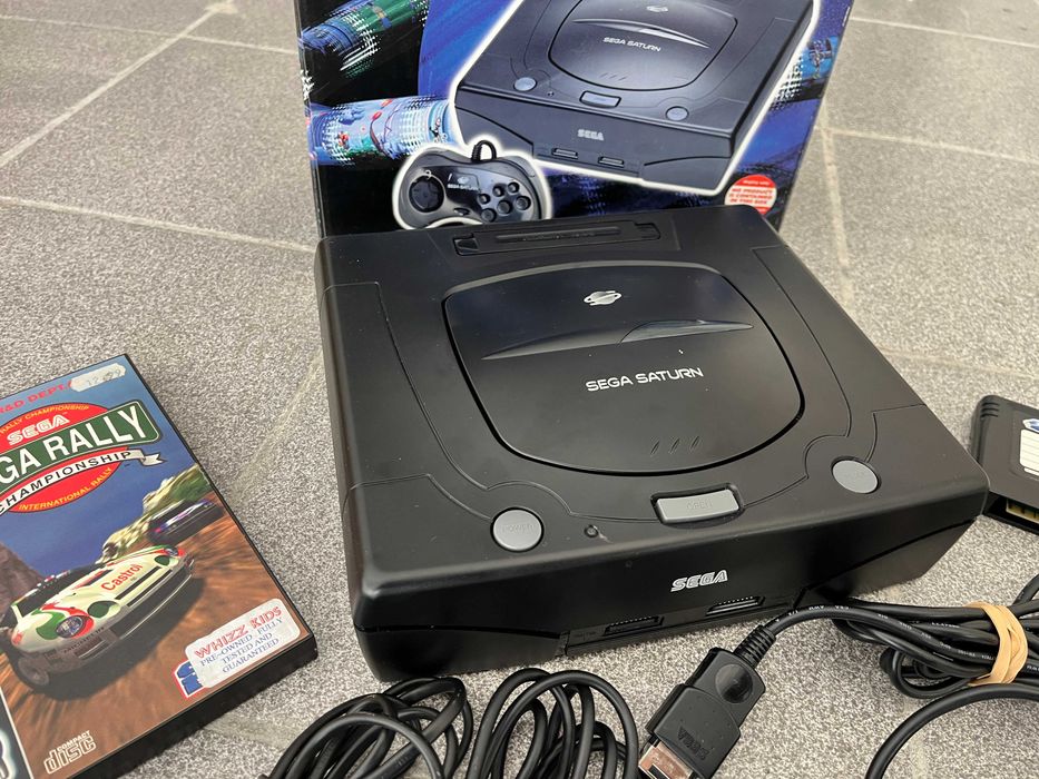 Sega Saturn - оригинална игрална конзола в кутия + игра и оригинална памет
