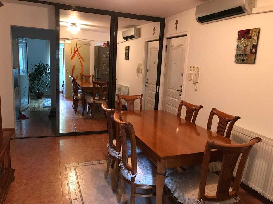 Vand apartament cu trei camere decomandat