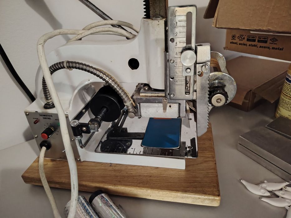 Presa manuala aplicat folie holografica. Folosita pentru voblere