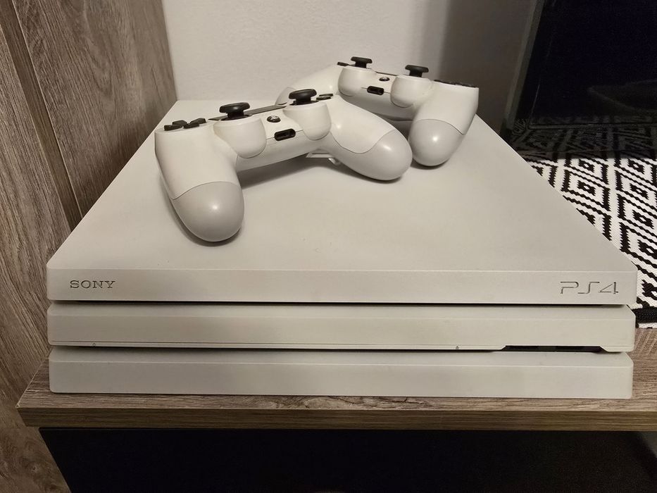 Ps4 pro 1TB без следи от употреба