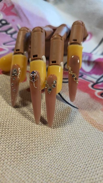 Servicii Profesionale de Manichiură și Pedichiură