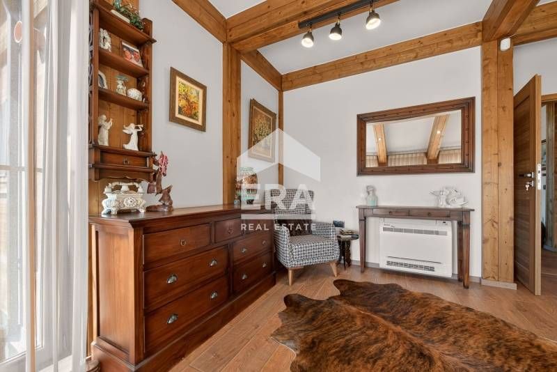 Двуетажна, новопостроена, стилно обзаведена къща за продажба, с двор,