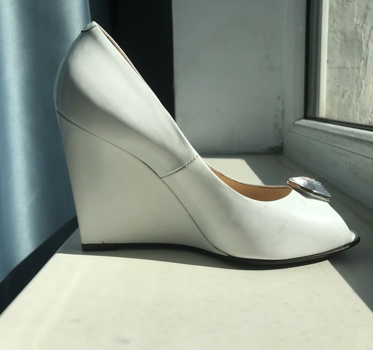 Белые свадебные туфли на танкетке