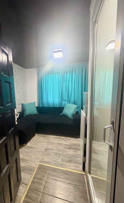 Vand garsoniera cu baie proprie, zona linistita, et 3 din 4, mobilat si utilat