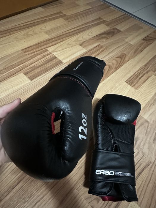 Manusi de box.