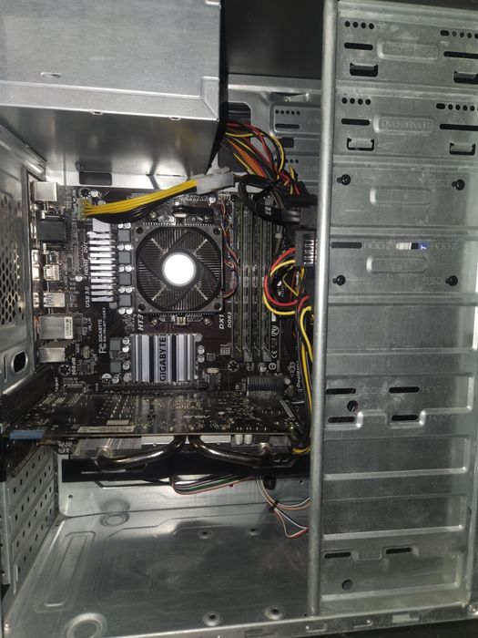 Компютър с AMD FX 6300 six cores , 16gb ddr3 , R9 270 2GB, Ssd 120gb