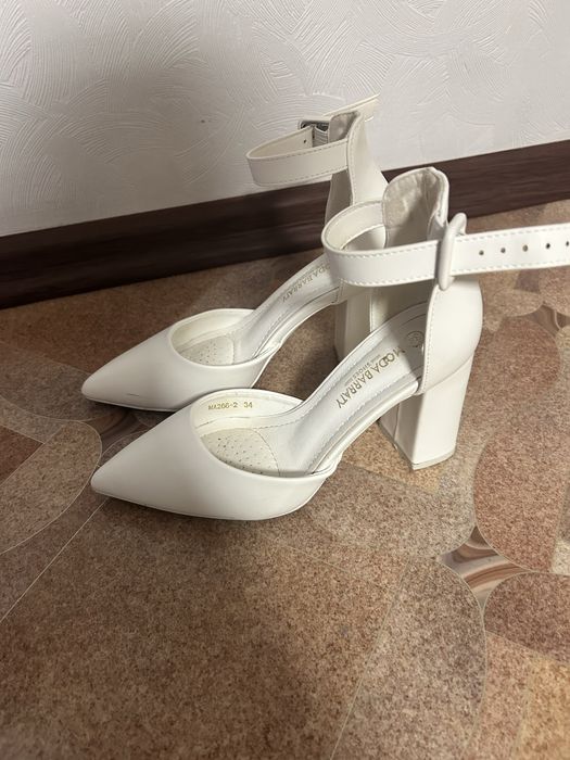 Продам туфли белые