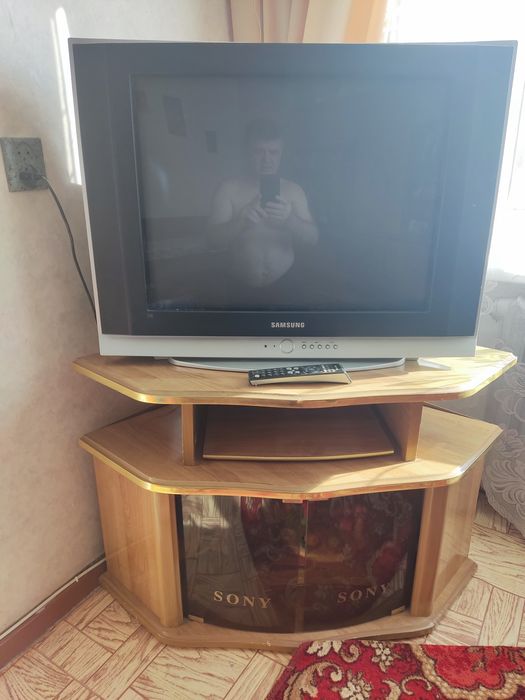 Телевизор Samsung вместе с тумбой