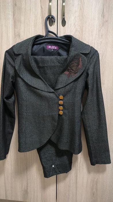 Женский брючный костюм