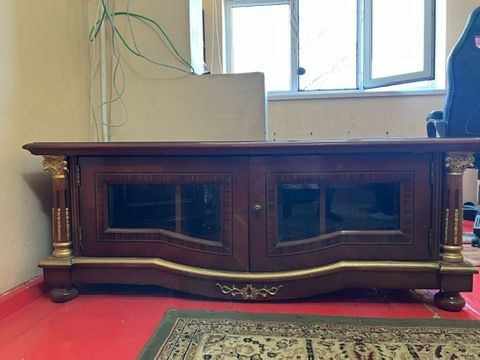 Продам массивную тумбу под телевизор в классическом стиле.
Мебель выпо