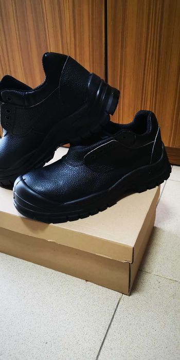 Работни обувки с бомбе НОВИ 42- номер