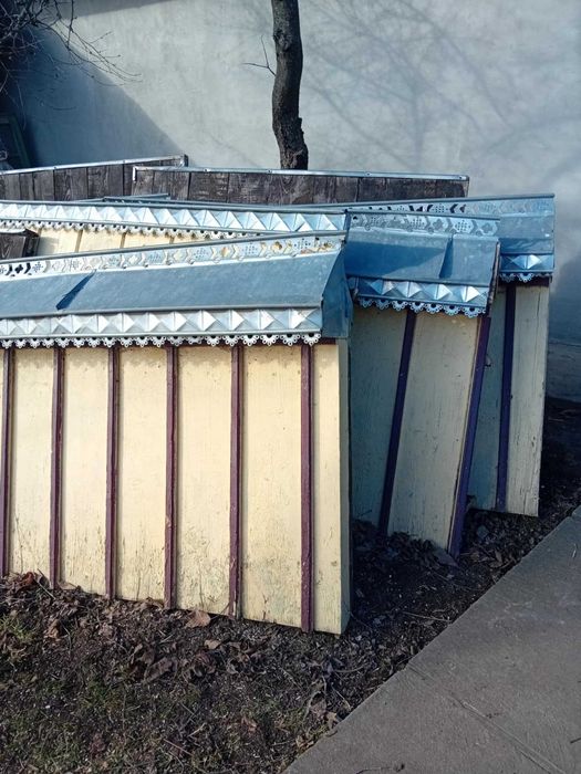 Vand gard din scandura,banci si stalpi de fier.