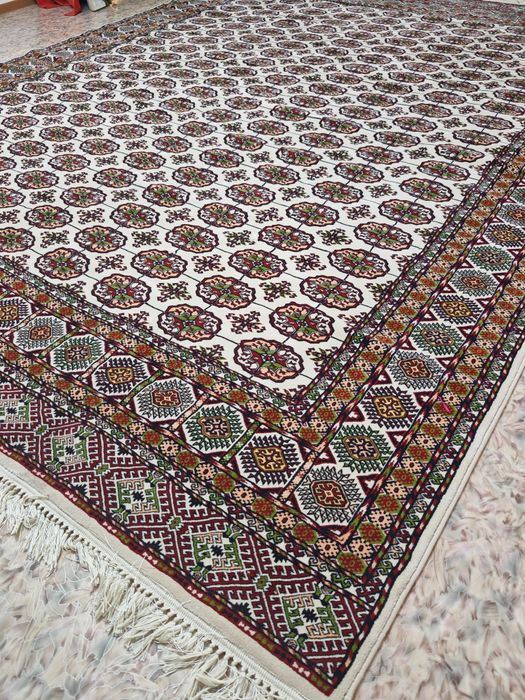 Продаётся Ковёр фабричный