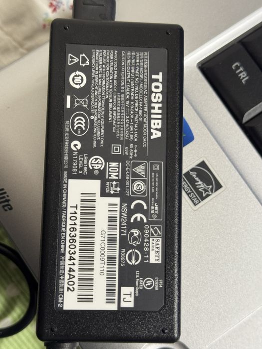 Vand urgent laptop stare excelenta nu e spart/lovit