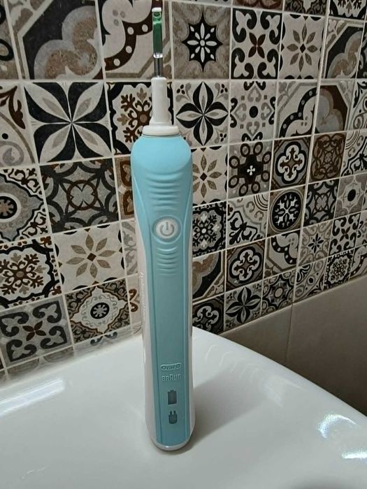 Електрическа четка за зъби Oral-B Professional Care
