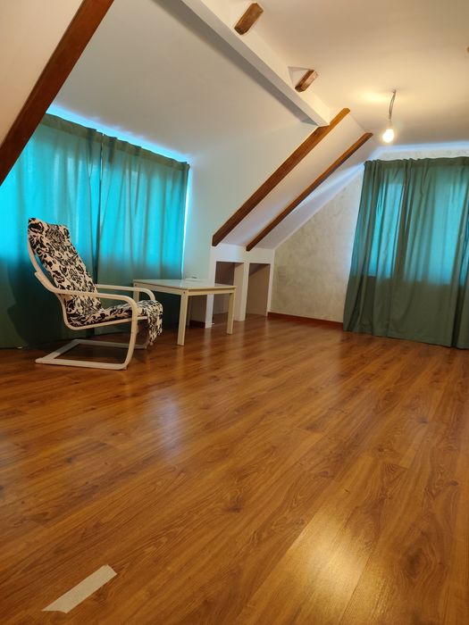 Dau in chirie casă ,1 bucătărie 1 baie  1 cameră in mansardă