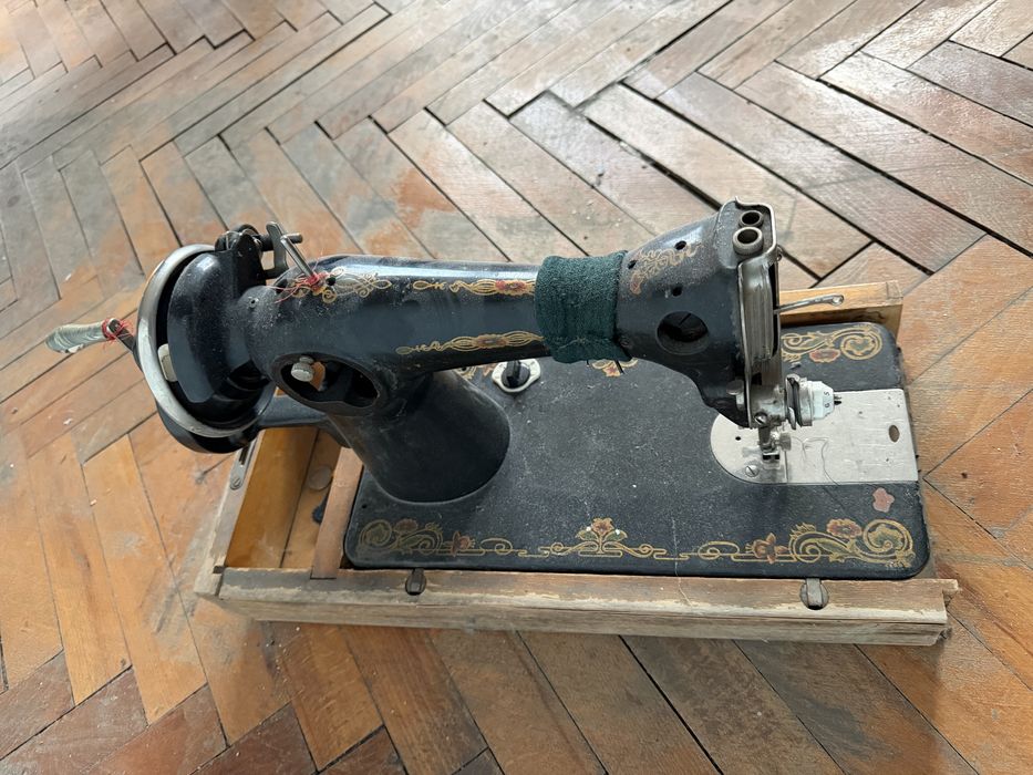 Ретро шевна машина с дървена кутия