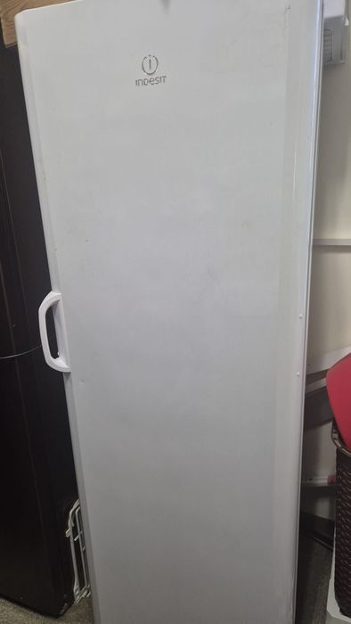 Vând congelator Indesit