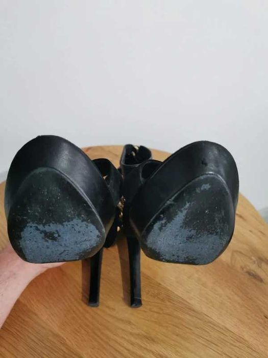 Sandale FENDI negre cu toc înalt și lanț auriu-Made in Italy