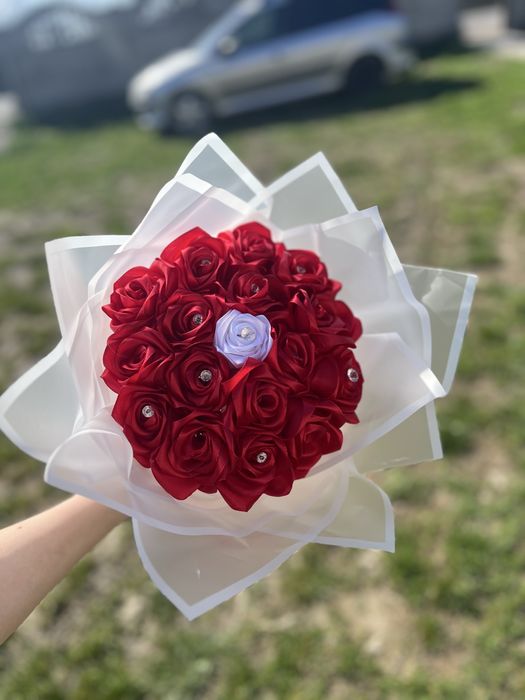 Buchet de trandafiri din satin