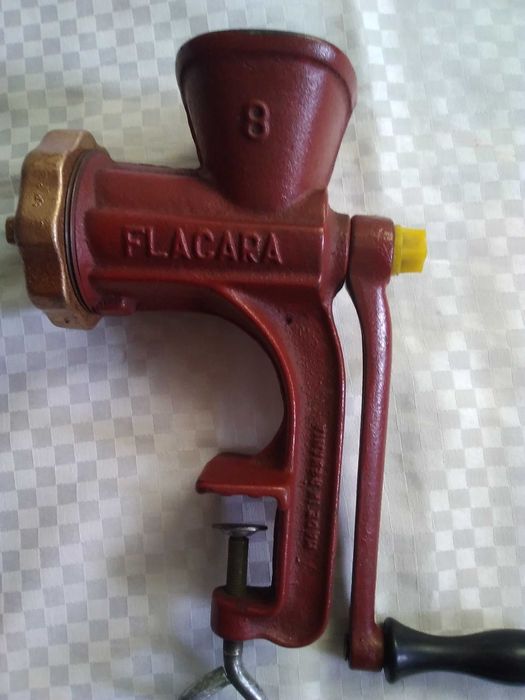 Машинка за мелене на месо и домати