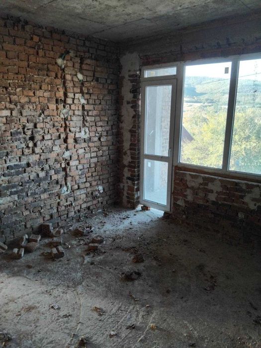 Просторна триетажна къща