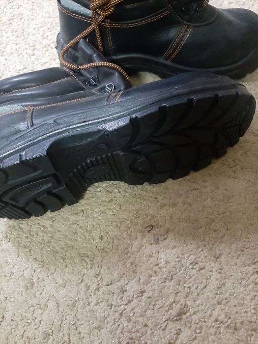 Продам новую рабочую обувь.